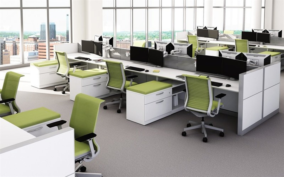 Ljust och öppet modernt kontor med vita skrivbord och livfulla limegröna ergonomiska stolar, avdelare mellan arbetsstationer och stora fönster med utsikt över staden.