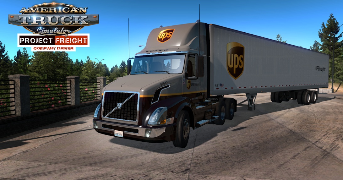 En skärmdump från TV-spelet American Truck Simulator som visar en UPS-märkt lastbil med släp på en väg. Spelets logotyp 'American Truck Simulator' och 'Project Freight' syns i övre hörnet, vilket tydligt indikerar att detta är från ett simulationsspel snarare än verklig logistikverksamhet.