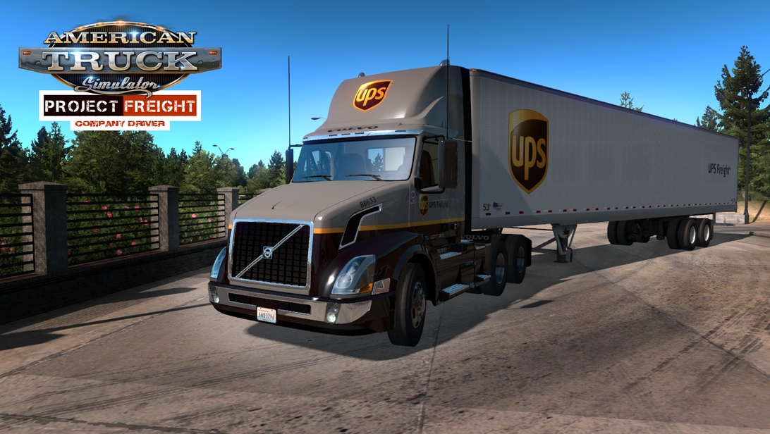 Ännu en skärmdump från American Truck Simulator med samma UPS-lastbil och släp från en nästan identisk vinkel. Spelets varumärke syns i övre hörnet, och bildkvaliteten och renderingen indikerar tydligt att detta är från ett TV-spel snarare än verklig logistikverksamhet.
