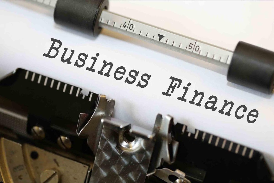 En gammaldags skrivmaskin med texten 'Business Finance' på papperet.